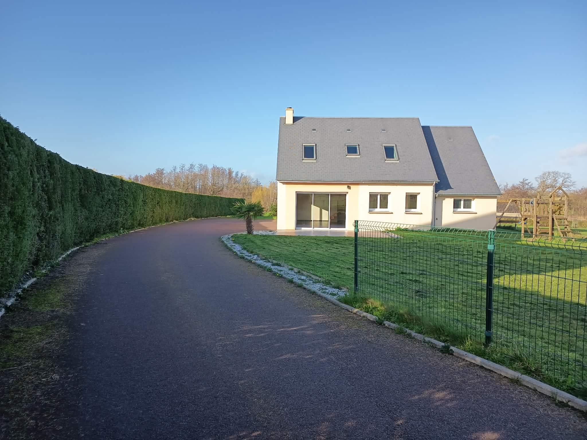Vue de la maison depuis l'allée