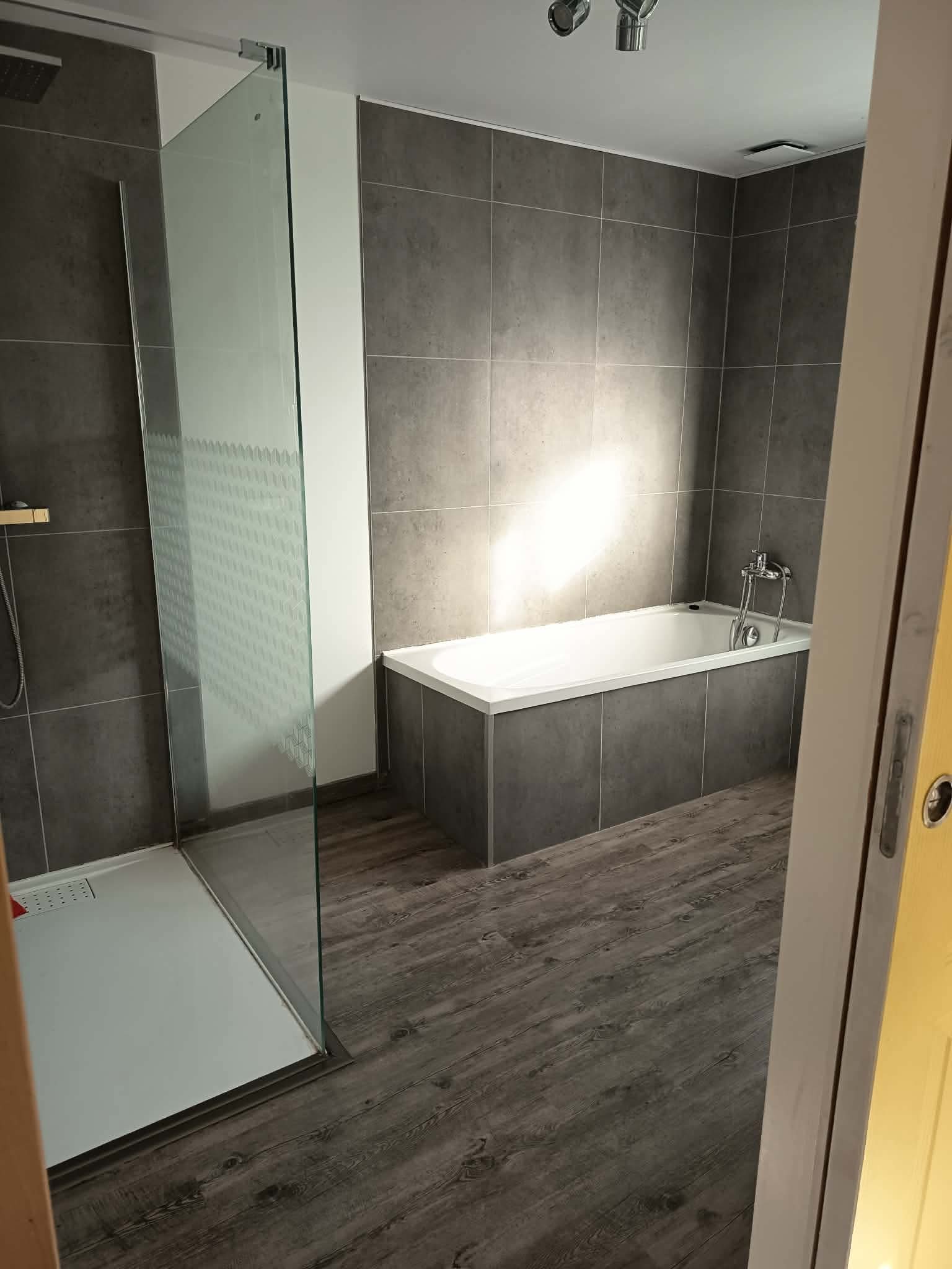 Salle de bain avec baignoire et douche italienne