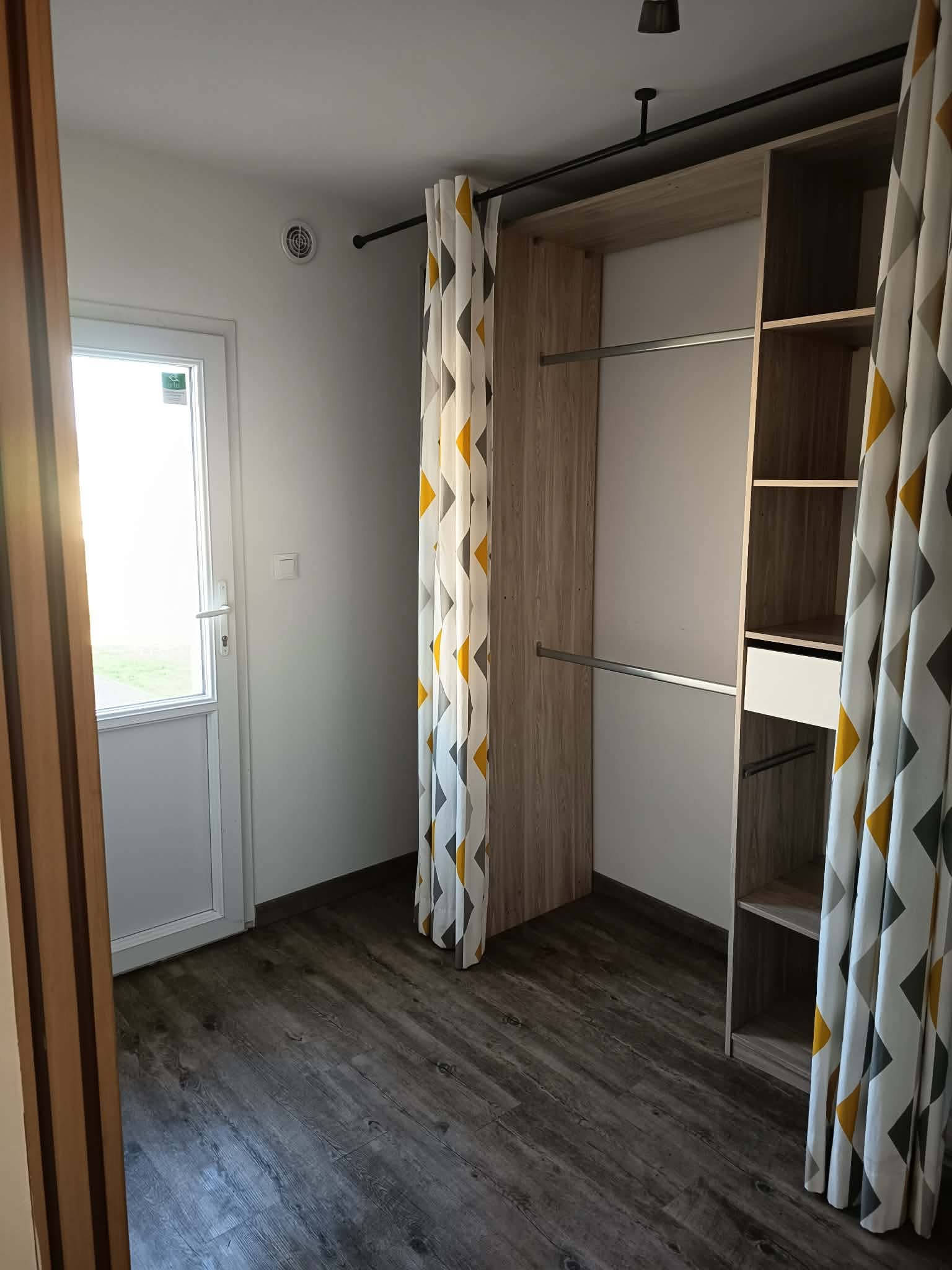 Buanderie avec espace dressing et porte de service