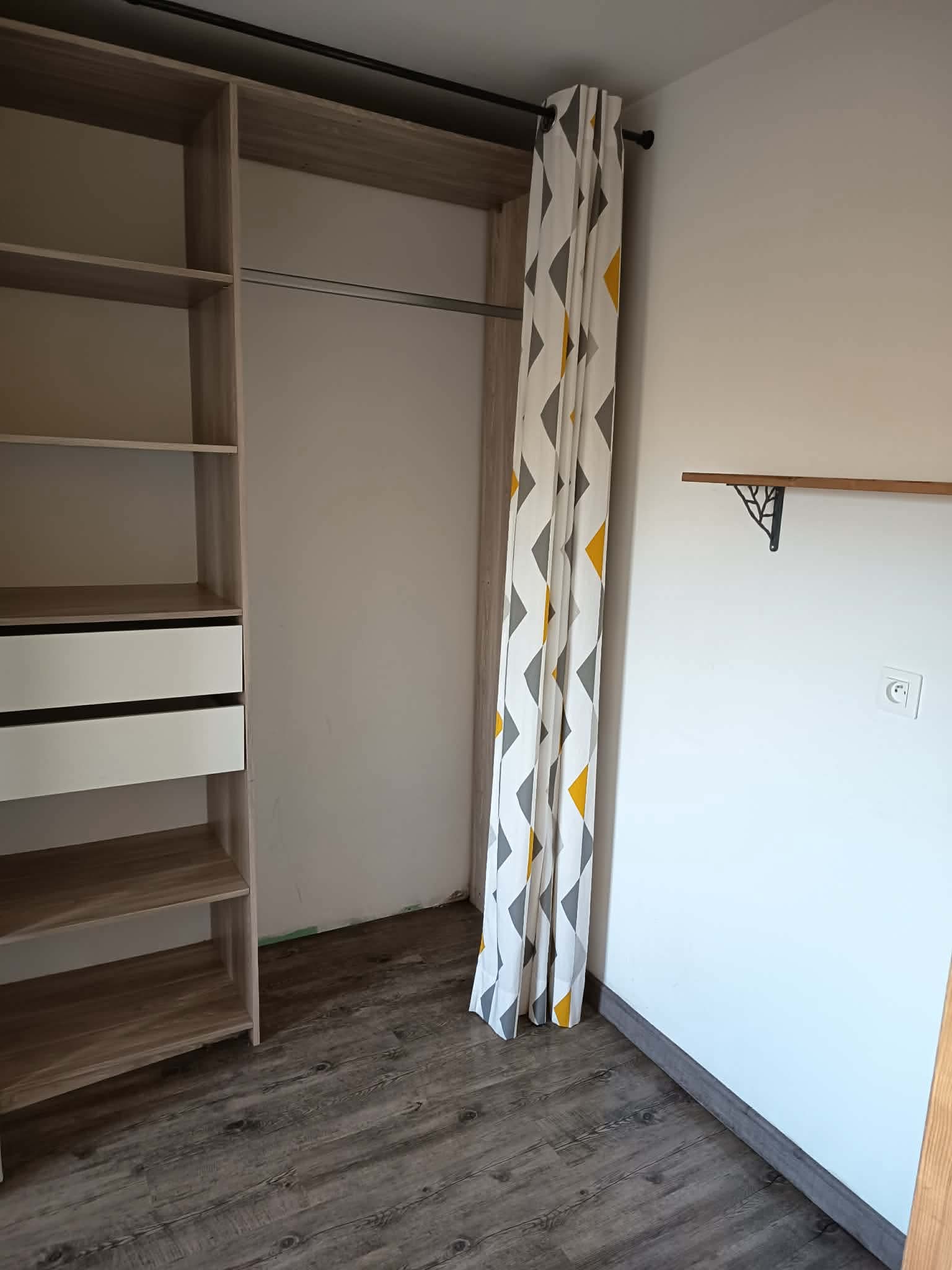 Dressing avec étagères et tiroirs