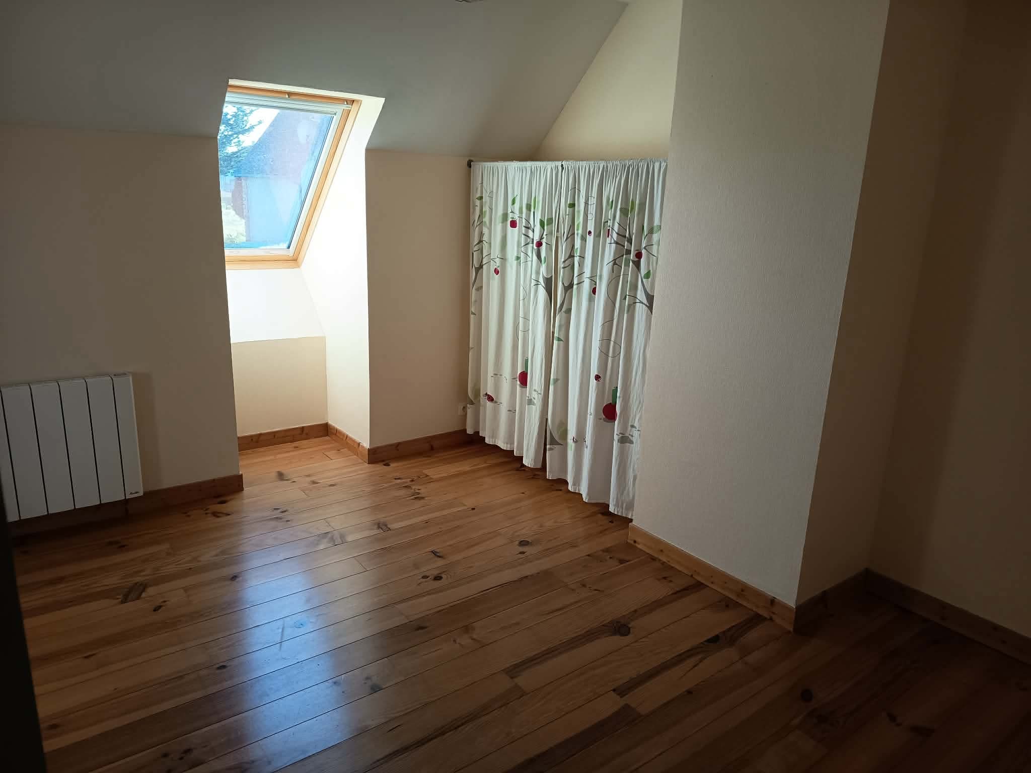 Chambre à l'étage avec parquet et velux