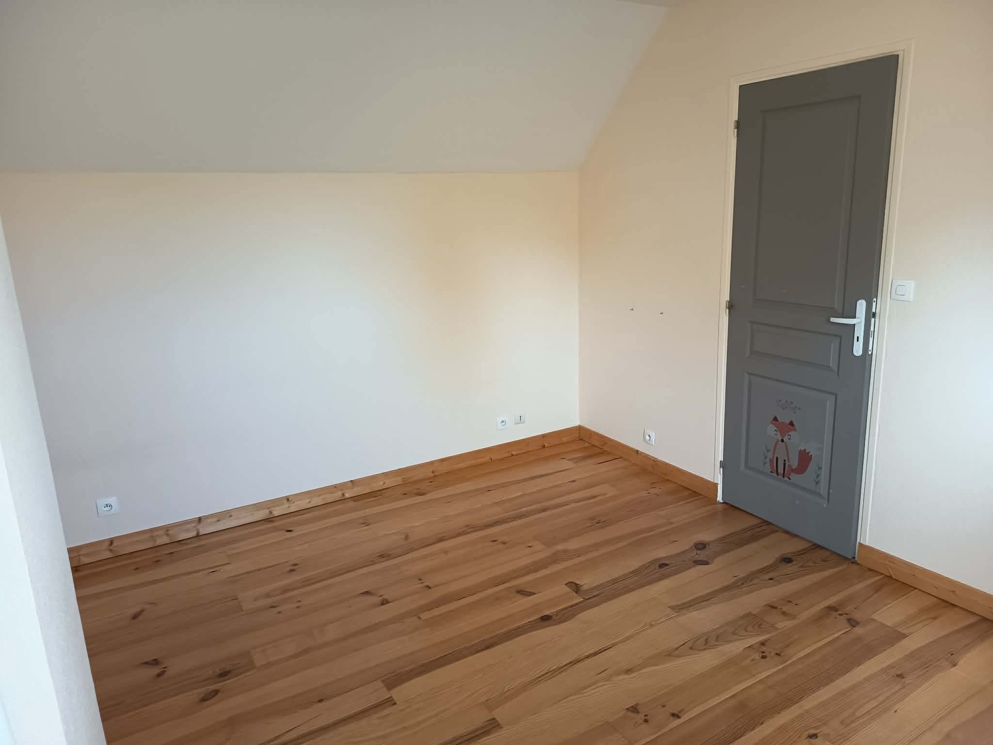 Chambre à l'étage avec parquet bois