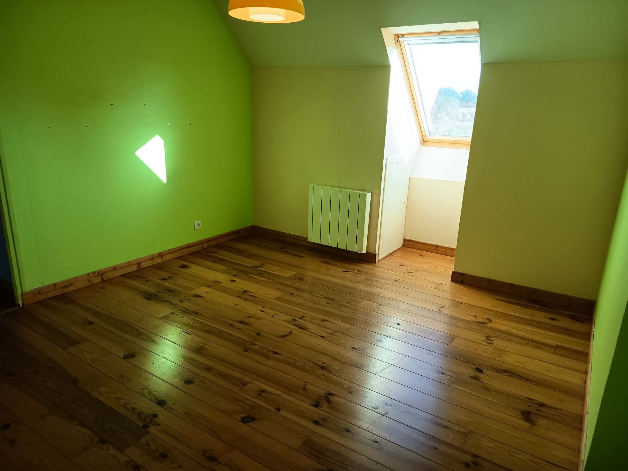 Chambre à l'étage avec parquet bois clair