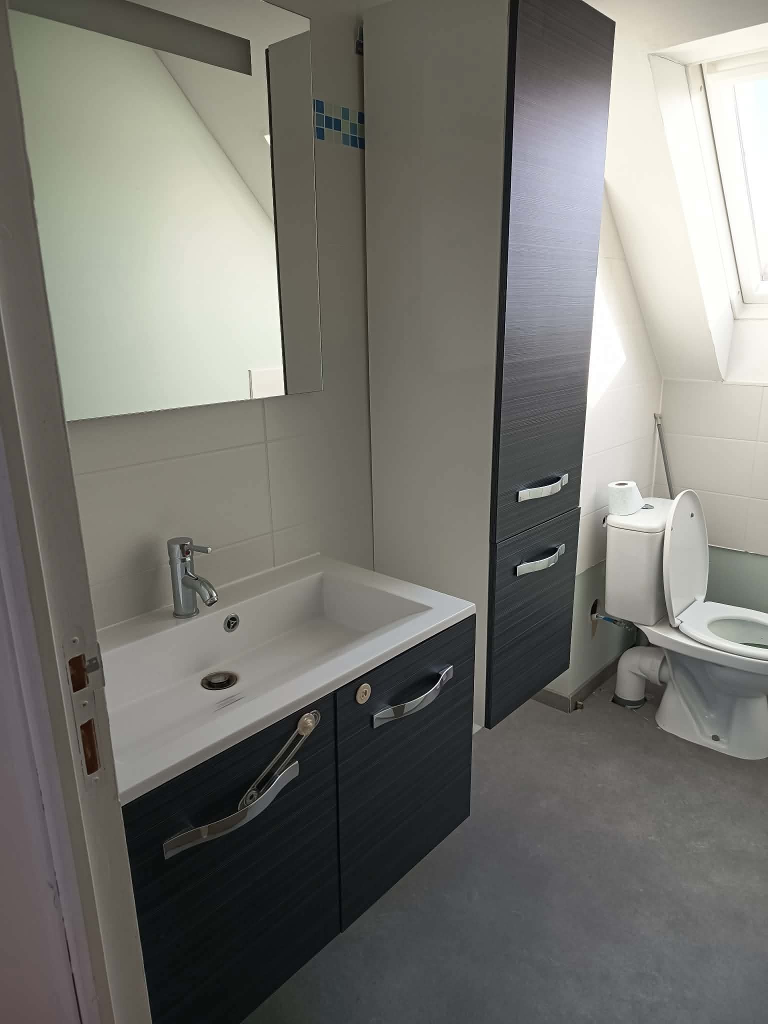 Cabinet de toilette avec WC et lavabo à l'étage